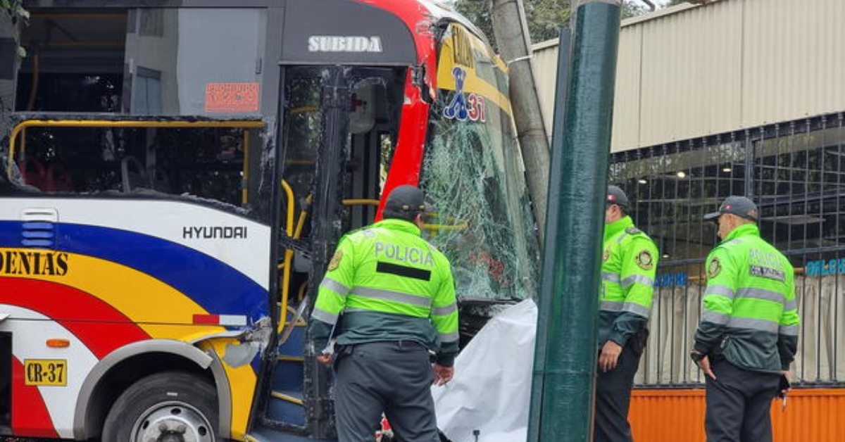 Accidente en Magdalena Bus de transporte público se despista en la av