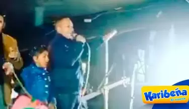 Diosdado-Gaitan-Castro-sufre-aparatosa-caida-en-escenario-de-Juliaca