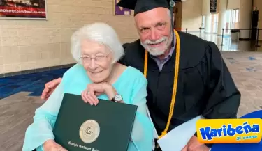 Perseverancia-Hombre-se-gradua-a-los-72-anos-y-lo-celebra-con-su-madre-de-99
