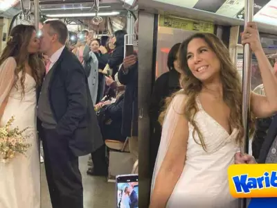 Pareja-de-recien-casados-van-a-su-fiesta-de-bodas-en-tren-junto-a-sus-invitados