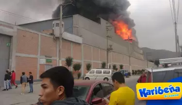 Alarmante-Reportan-incendio-en-almacn-de-telas-en-San-Juan-de-Lurigancho