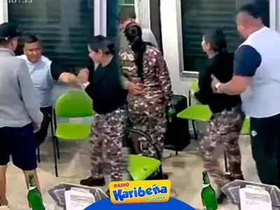 AGENTES-PENITENCIARIOS-BAILAN-CON-RECLUSOS-KARIBENA