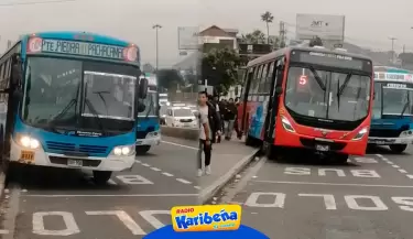 Transporte-publico-se-sube-a-las-veredas-para-recoger-pasajeros