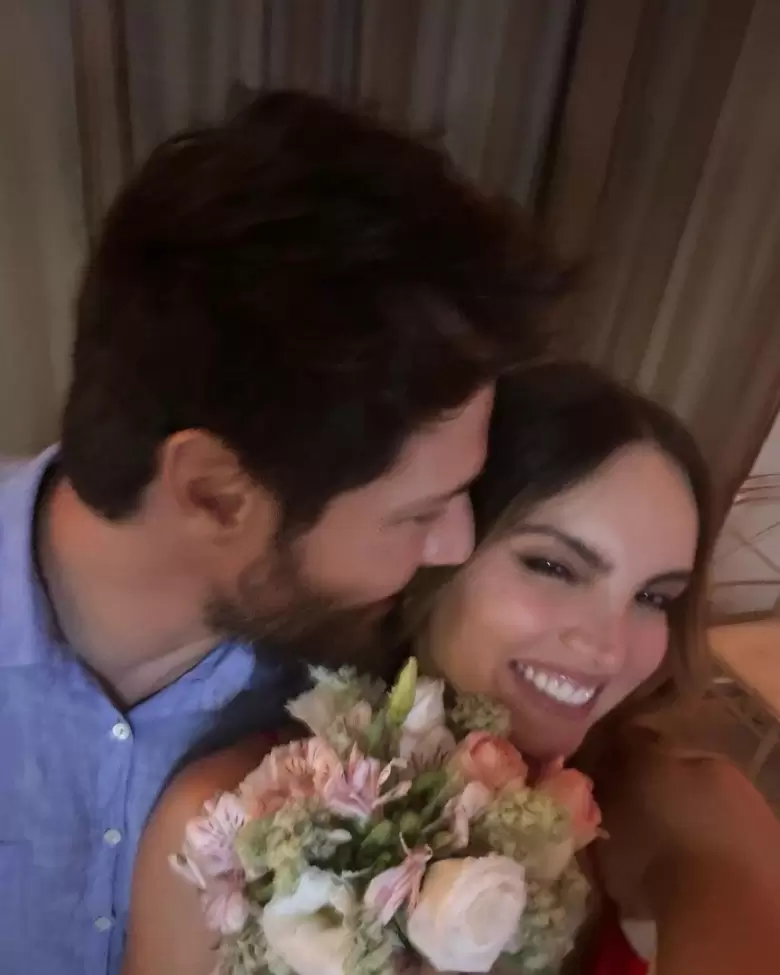 Cachaza luce su bouquet en redes junto a su novio. (Foto: Instagram/@carolreali)