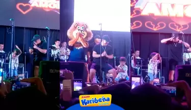 Chechito baila junto a un nio en concierto