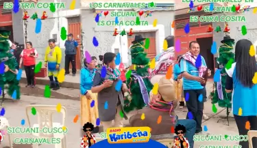 Familia peruana celebra carnavales con rbol de Navidad como yunza.