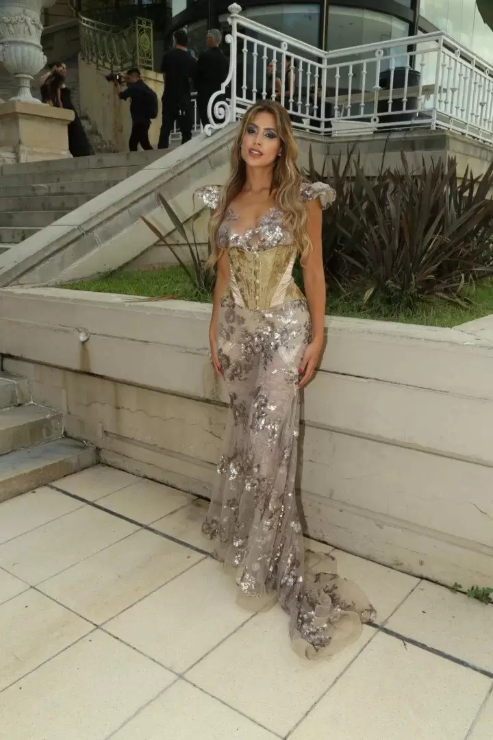 Milett luci un vestido soado de Vernica de la Canal en su debut como modelo. (Foto: Revista Gente)