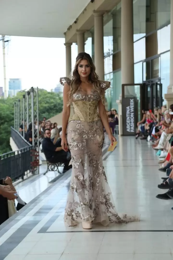 Milett Figueroa debutando en las pasarelas del Argentina Fashion Week. (Foto: Revista Gente)
