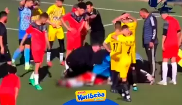 Futbolista de 17 aos fallece en pleno partido tras recibir patada en el pecho.