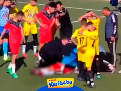 Futbolista de 17 aos fallece en pleno partido tras recibir patada en el pecho.