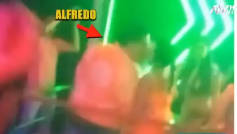 Alfredo besando a guapa modelo en discoteca