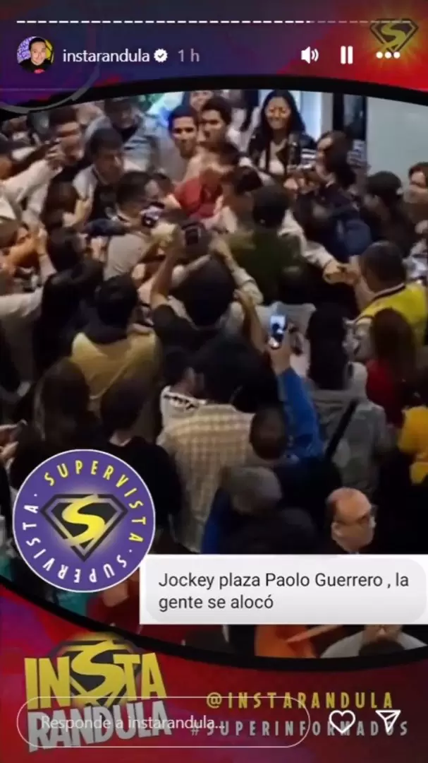 Paolo Guerrero en medio de decenas de personas en Jockey Plaza