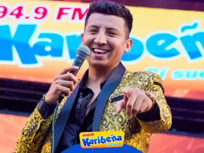 Jean Paul Zavala de Los 5 de Oro cantando 'Partido en Dos'