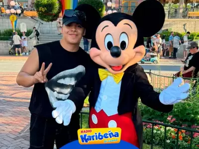 Chechito y Mickey Mouse en Disneyland