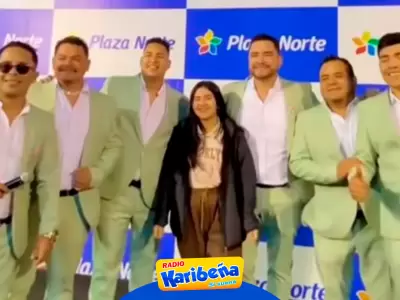 Armona 10 realiz firma de autgrafos en Plaza Norte.