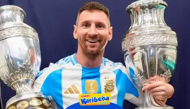 Lionel Messi se luce con dos trofeos de la Copa Amrica