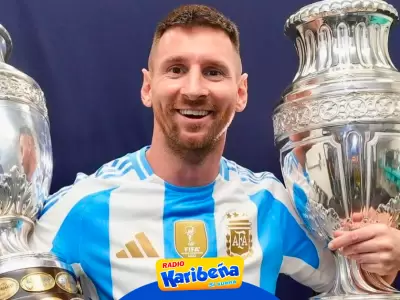 Lionel Messi se luce con dos trofeos de la Copa Amrica