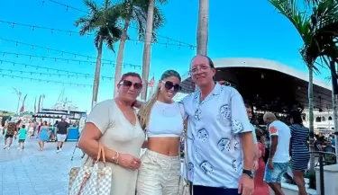 Yahaira Plasencia y sus padres en Miami.