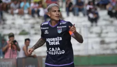 Jugador de la UCV 'parch a Paolo Guerrero.