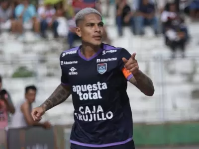 Jugador de la UCV 'parch a Paolo Guerrero.