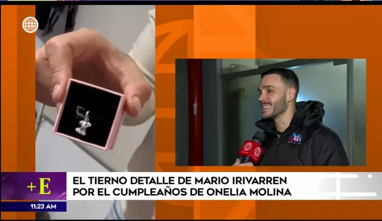 Mario Irivarren muestra el regalo que le dio a Onelia Molina