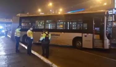 Bus del Metropolitano choca contra vehculo particular en Miraflores