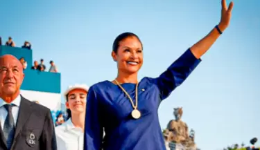 Cecilia Tait entrega medallas en los Juegos Olmpicos Pars 2024.