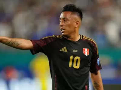 Christian Cueva hace el pare a reportero de Magaly