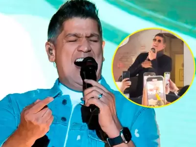 Eddy Herrera canta durante un vuelo en Per