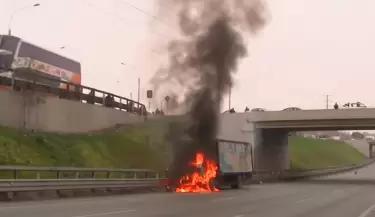 Camin de gaseosas se incendia en la Panamericana Norte y causa caos vehicular.