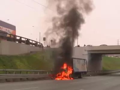 Camin de gaseosas se incendia en la Panamericana Norte y causa caos vehicular.