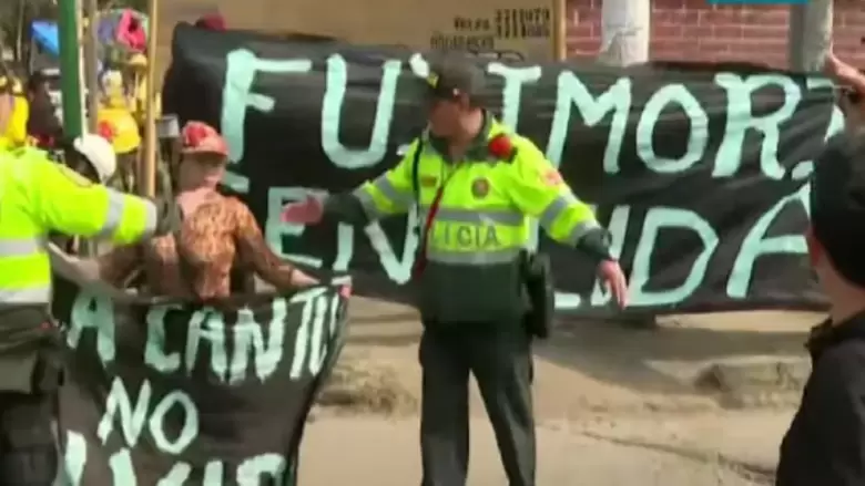 Opositores de Alberto Fujimori protestan en los exteriores del cementerio de Campo Fe. (Latina Noticias)