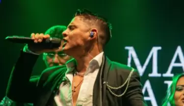 Cantante Marlon Arenas qued atrapado el ascensor