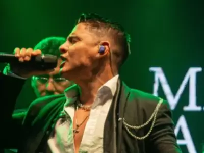 Cantante Marlon Arenas qued atrapado el ascensor