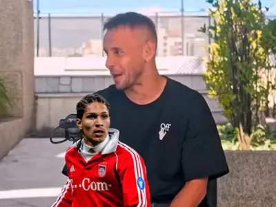 La curiosa interaccin de Rafinha con Paolo Guerrero en Alemania.