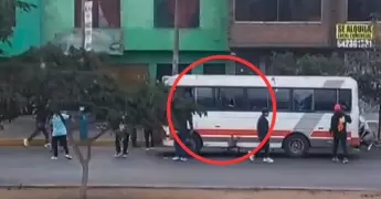 Joven trabajadora afectada tras se baja bruscamente de bus