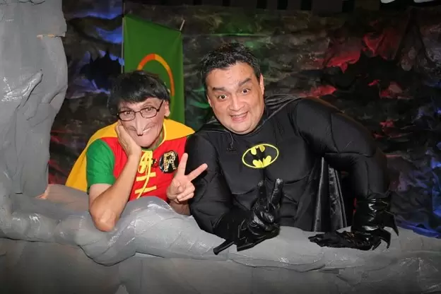 Jorge Benavides y Rodolfo Carrin disfrazados como Batman y Robin. (Archivo GEC)