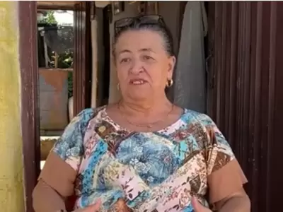 Mujer se ha comprado dos casas gracias a vender chismes