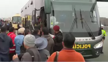 PNP dispone buses para trasladar a pasajeros varados durante el paro de transportistas