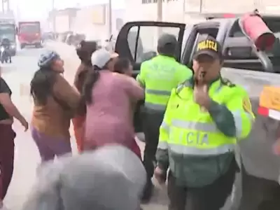 Policas y ciudadanos se enfrentan durante paro de transportistas