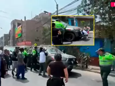 Patrullero de la PNP embisti a dos manifestantes durante paro.