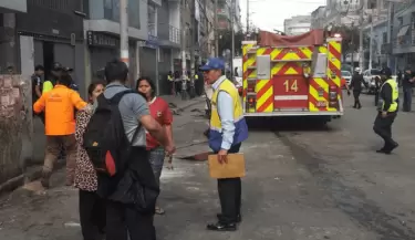 Incendio en Gamarra: 9 unidades de bomberos luchan contra siniestro