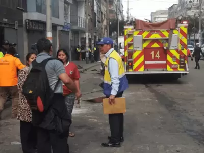 Incendio en Gamarra: 9 unidades de bomberos luchan contra siniestro