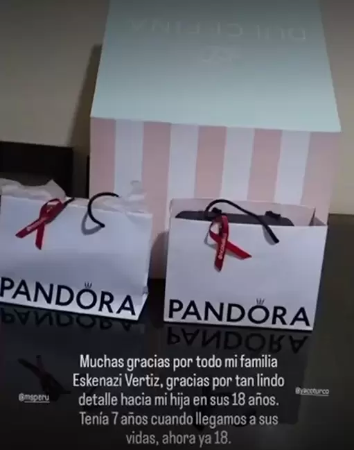 Natalie y Yaco hacen regalo a la hija de su trabajadora del hogar