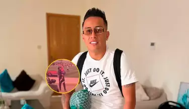 Christian Cueva feliz tras reencontrarse con su hijo en una cancha de ftbol.