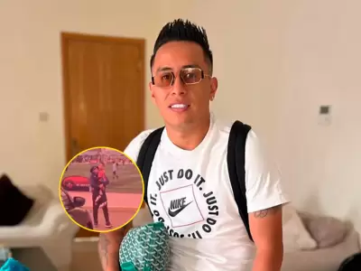 Christian Cueva feliz tras reencontrarse con su hijo en una cancha de ftbol.