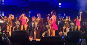 Christian Cueva roba beso a Pamela Franco en concierto