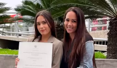 Gianella Marquina recibe su ttulo de abogada y su mam Melissa Klug lo celebra.