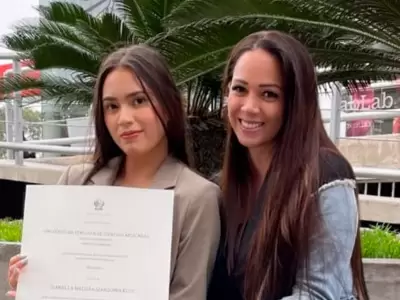 Gianella Marquina recibe su ttulo de abogada y su mam Melissa Klug lo celebra.