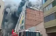 Incendio en edificio de Barrios Altos: Ms de 15 unidades de bomberos atienden la emergencia